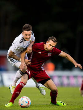 Östersunds Jamie Hopcutt tacklas av Fola Esch Peter