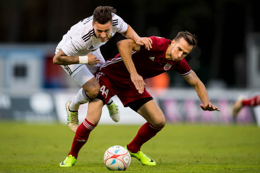 Östersunds Jamie Hopcutt tacklas av Fola Esch Peter