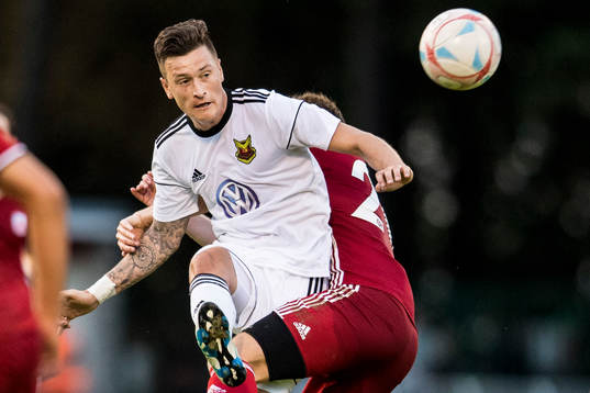 Östersunds Jamie Hopcutt och Fola Esch Michel Bechtold