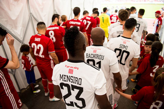 Östersunds och Fola Esch spelare i spelargången redo att