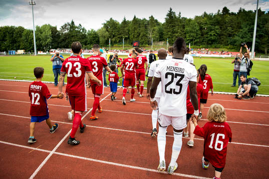 Fola Esch Tom Laterza och Östersunds Samuel Mensiro gör