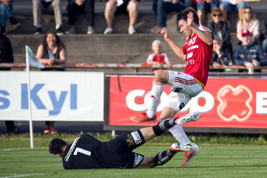 Örgrytes målvakt Stojan Lukic stoppar Degerfors Alexander