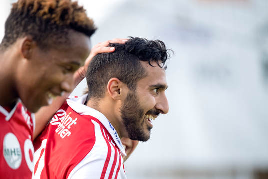 Degerfors Sargon Abraham jublar med lagkamrater