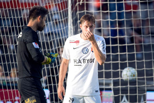 Örgrytes målvakt Stojan Lukic och Danny Ervik deppar