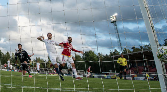 Degerfors Sargon Abraham gör 2-0 bakom Örgrytes målvakt