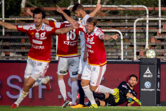 Degerfors Mihlali Mayambela jublar med lagkamrater och