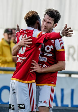 Degerfors Alexander Andersson jublar och grattas av Mihlali