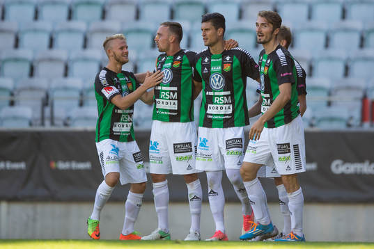 GAIS Luka Mijaljevic jublar och omfamnas av lagkamrater