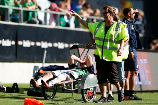 GAIS Alexander Leksell rullas ut på bår