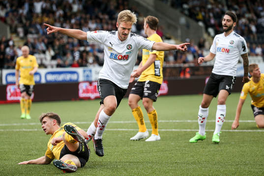 Örebros Johan Mårtensson jublar
