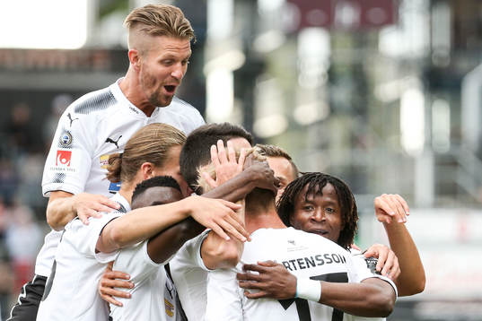 Örebros Johan Mårtensson jublar med lagkamrater