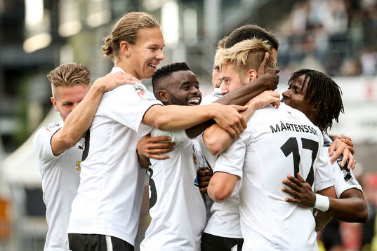 Örebros Johan Mårtensson jublar med lagkamrater