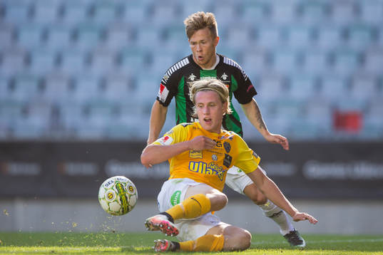 Falkenbergs Viktor Götesson och GAIS Andreas Peterson i