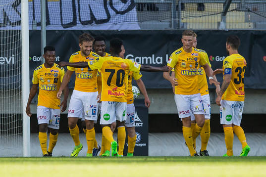 Falkenbergs Johannes Vall jublar ihop med lagkamrater
