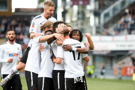 Jubel vid Örebros 1-0 mål som Johan Mårtensson gjorde