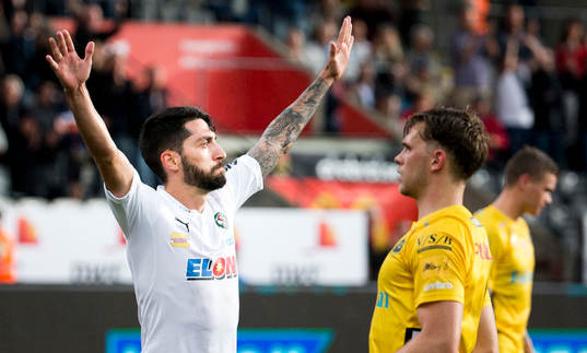 Örebros Nahir Besara gör 2-0 på straff och jublar