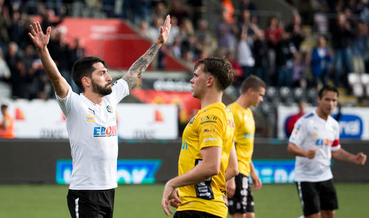 Örebros Nahir Besara gör 2-0 på straff och jublar