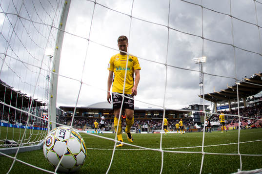 Elfsborgs Adam Lundqvist hämtar bollen ur målet