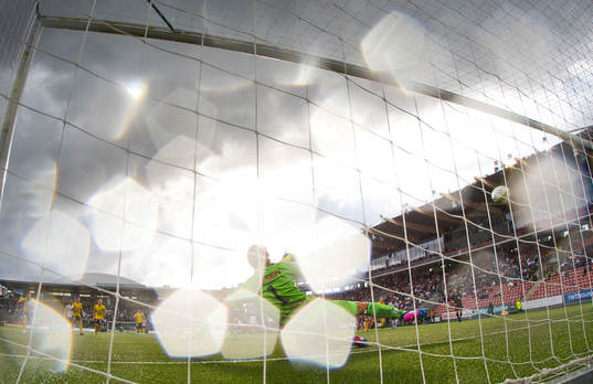 Elfsborgs målvakt Kevin Stuhr Ellegaard ser Örebros Nahir