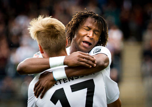 Örebros Johan Mårtensson gör 1-0 och jublar med Kennedy