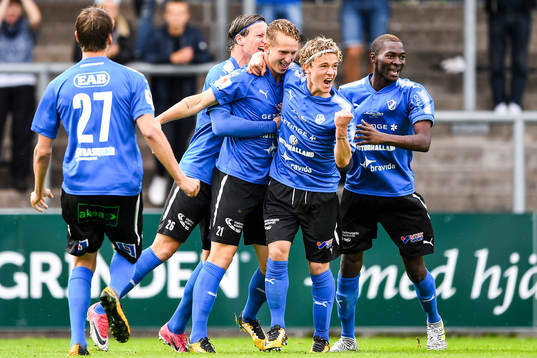 Halmstads spelare jublar med Andreas Bengtsson som gjort
