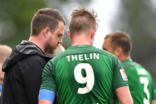 Jönköpings tränare Jimmy Thelin ger instruktioner till