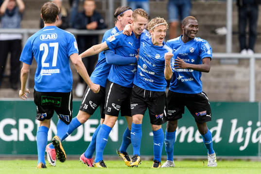 Halmstads spelare jublar med Andreas Bengtsson som gjort
