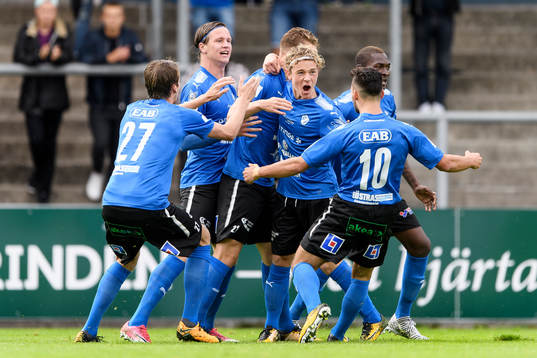 Halmstads spelare jublar med Andreas Bengtsson som gjort