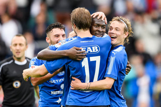 Halmstads Aboubakar Keita (mitten) jublar