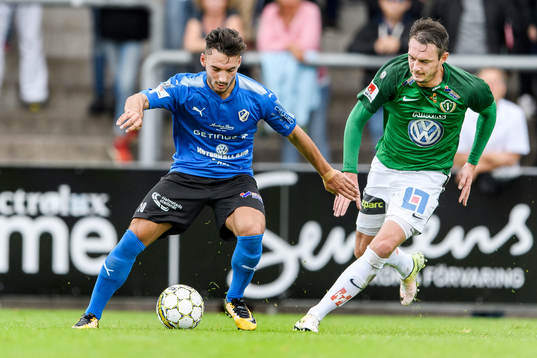 Halmstads Sead Haksabanovic och Jönköpings Daryl Smylie