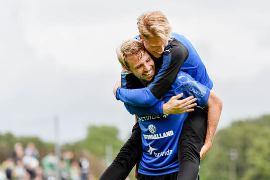 Halmstads Johan Oremo och målvakt Malkolm Nilsson jublar