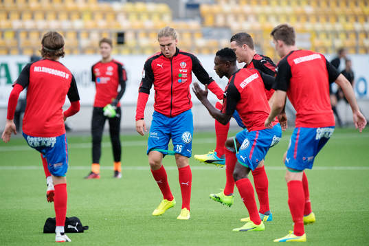 Helsingborgs Charlie Weberg värmer upp