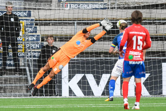 Helsingborgs målvakt Pär Hansson gör en räddning