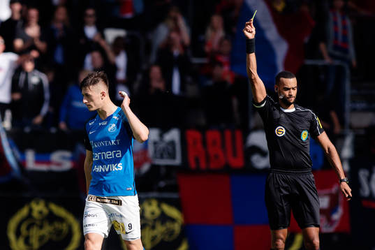 Norrbys Leonard Pllana får gult kort och reagerar mot