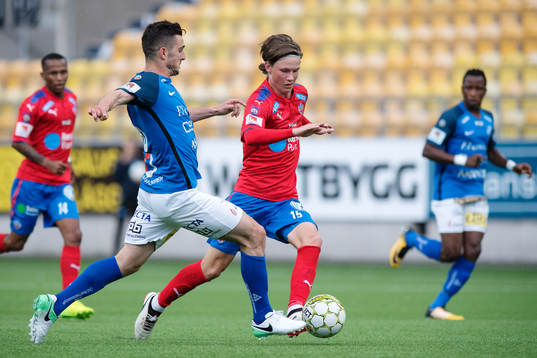 Norrbys Kadir Hodzic försvarar mot Helsingborgs Max