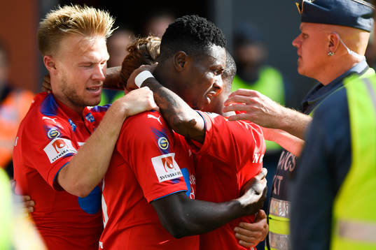 Helsingborgs Oke Akpoveta jublar med lagkamrater