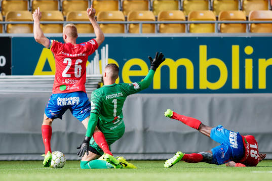 Helsingborgs Peter Larsson i kamp om bollen med Norrbys