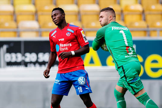 Helsingborgs Oke Akpoveta ser Norrbys målvakt Mergim