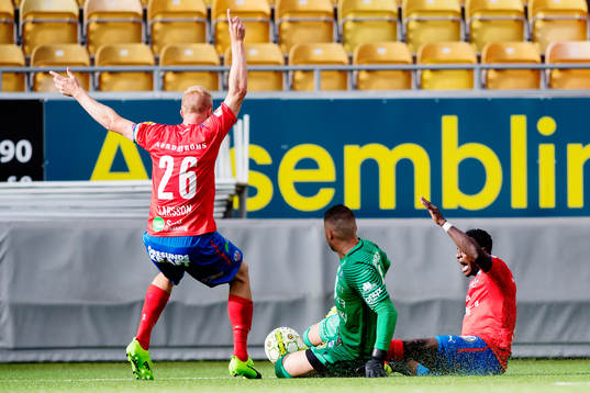 Helsingborgs Peter Larsson och Oke Akpoveta reagerar