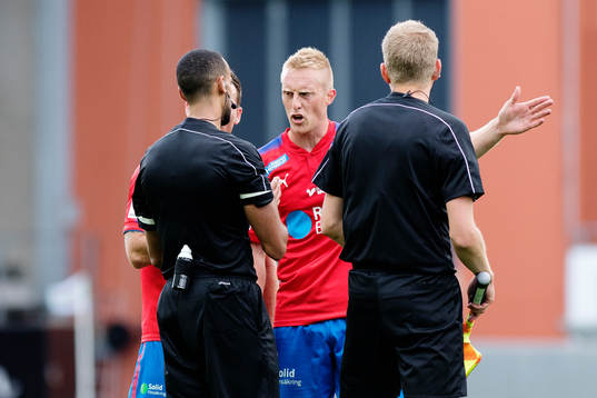 Helsingborgs Peter Larsson diskuterar med domare Farouk