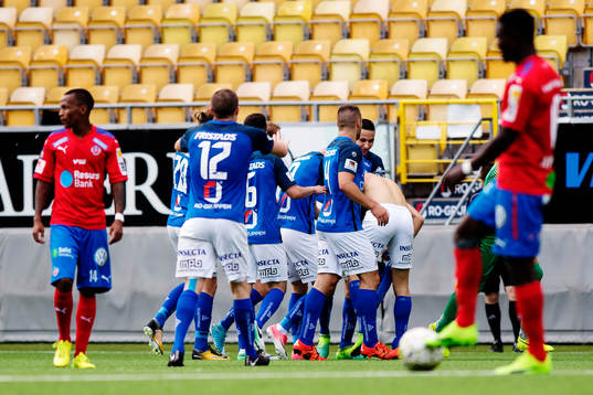 Norrbys Gzim Istrefi jublar med lagkamrater