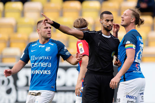 Domare Farouk Nehdi i diskussion med Norrbys Marcus