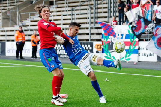 Helsingborgs Max Svensson och Norrbys Kadir Hodzic i kamp