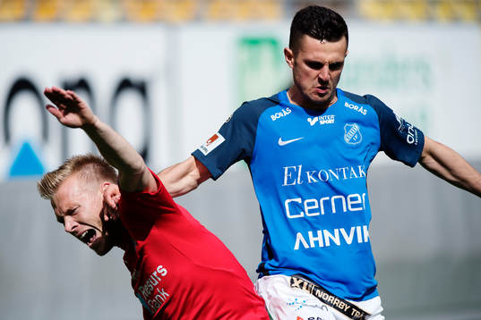 Helsingborgs Andreas Landgren och Norrbys Kadir Hodzic i