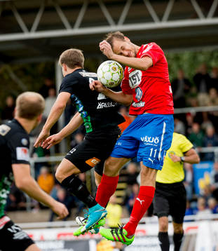Östers Månz Karlsson i nickduell med Varbergs Joel