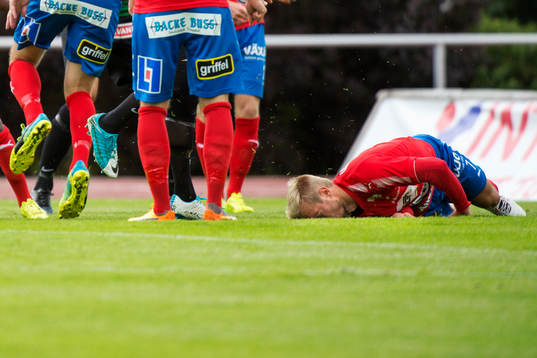 Östers Sebastian Crona skadar sig