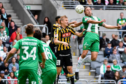 Hammarbys Björn Paulsen nickar