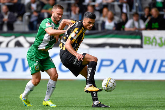 Hammarbys Mats Solheim och Häckens Ahmed Yasini kamp om