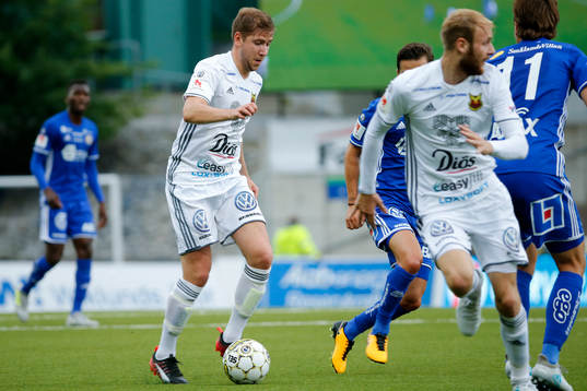 Östersunds Darijan Bojanic driver bollen