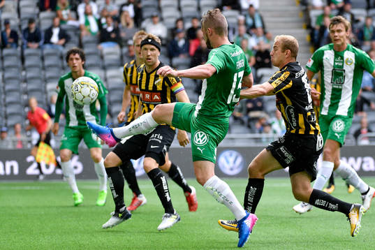 Hammarbys Mads Fenger Nielsen med en målchans